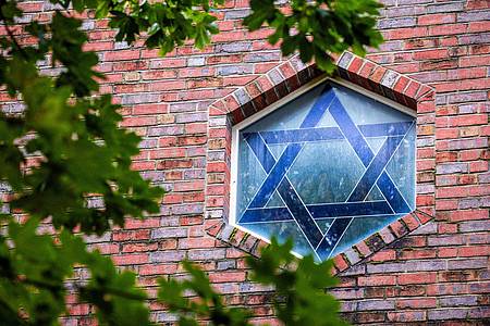 In zahlreichen Bundesländern kündigt die Polizei zum 9. November eine erhöhte Aufmerksamkeit beim Schutz jüdischer Einrichtungen an.