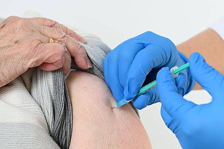 Ärzte empfehlen für Risikogruppen eine Impfung gegen Covid-19.