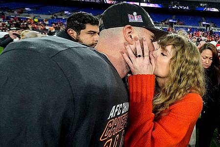 Sängerin Taylor Swift (r) küsst ihren Freund Travis Kelce nach dem NFL-Footballspiel in Baltimore.