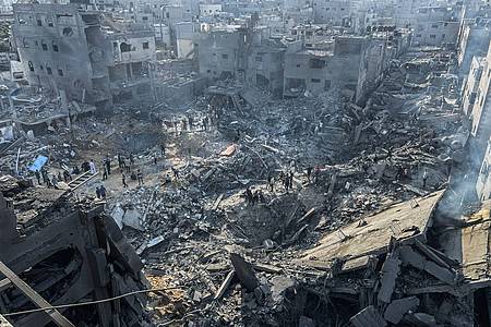 Die Gebäude, die bei israelischen Luftangriffen im Flüchtlingslager Dschabalia im nördlichen Gazastreifen getroffen wurden, liegen in Trümmern.