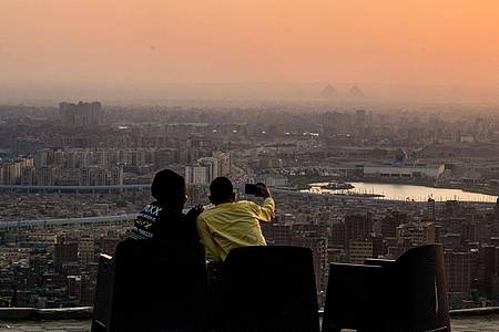 Zwei Personen genießen den Sonnenuntergang in Kairo. Ägypten nimmt eine wichtige Vermittler-Rolle zwischen Israel und der Hamas ein.