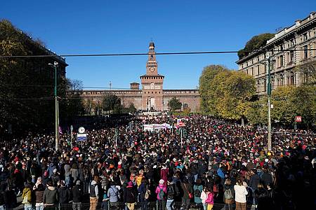 Demonstration in Mailand anlässlich des Internationalen Tags gegen Gewalt an Frauen.