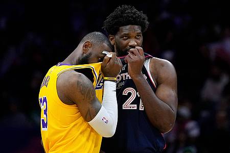 Lakers-Superstar LeBron James (l) kassierte gegen Joel Embiid und die Philadelphia 76ers eine heftige Niederlage.