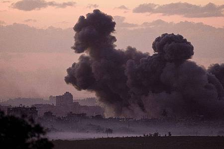 Rauch steigt nach einem israelischen Luftangriff im Gazastreifen auf.