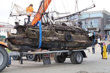 Das gestrandete Segelschiff «Wibo» wird auf der Insel Norderney auf einen Anhänger verladen.