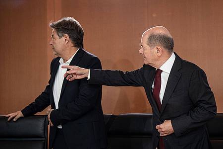 Da geht es lang: Olaf Scholz und Robert Habeck vor Beginn der Sitzung des Bundeskabinetts im Kanzleramt.