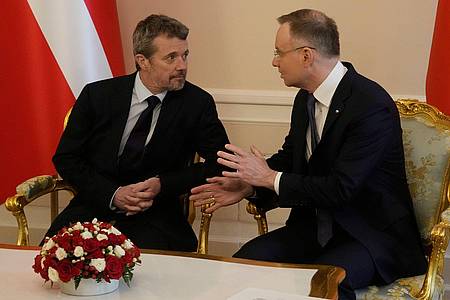 König Frederik X. (l) im Gespräch mit dem polnischen Präsidenten Andrzej Duda.