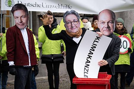 Aktivisten vor dem Oberverwaltungsgericht Berlin. Dort wird über eine Klag der Deutschen Umwelthilfe (DUH) und des Bunds für Umwelt und Naturschutz Deutschland (BUND) gegen die Bundesregierung verhandelt.