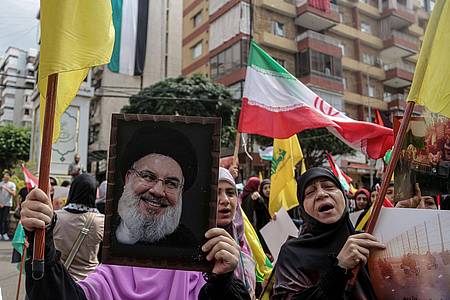 Ein Hisbollah-Anhänger hält ein Porträt von Hassan Nasrallah hoch: Der Hisbollah-Chef will sich zum ersten Mal seit Ausbruch des Gaza-Kriegs öffentlich äußern.