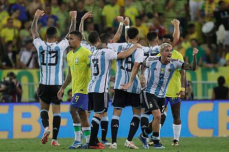 Die argentinischen Spieler feiern den 1:0-Sieg ihrer Mannschaft.