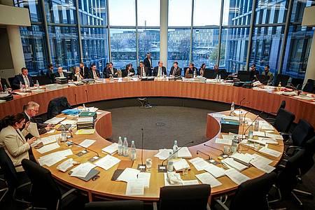 Blick in den Sitzungssaal mit dem Haushaltsausschuss des Bundestags mit der finalen Beratung des Etats für 2024.