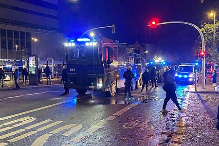 Am Harburger Ring in Hamburg haben Menschen Pyrotechnik auf Polizisten geworfen.