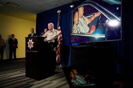 Der Sheriff von Las Vegas, Kevin McMahill, spricht während einer Pressekonferenz über die Anklage im Mordfall des Rappers Tupac Shakur.