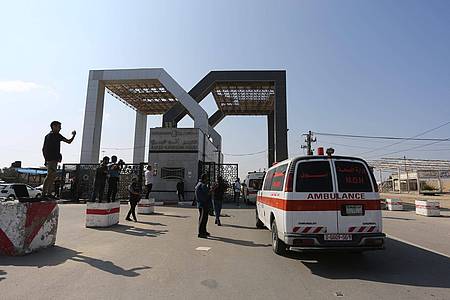 Palästinensische Krankenwagen am Grenzübergang in Rafah.