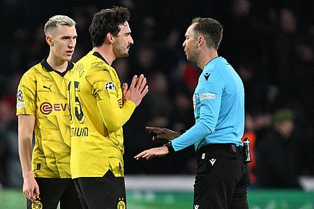 Dortmunds Mats Hummels diskutiert nach der Elfmeter-Entscheidung mit Schiedsrichter Srdjan Jovanovic.