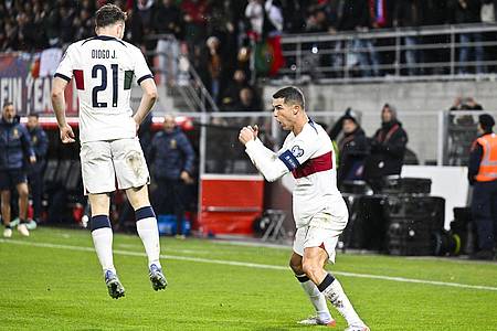 Portugals Cristiano Ronaldo bejubelt sein Führungstor in Liechtenstein.