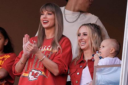 Die Musikerin Taylor Swift (l) jubelt neben Brittany Mahomes vor dem Beginn eines Spiels.