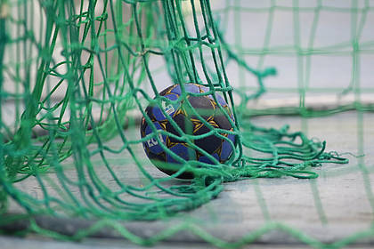 Handball im Tor.