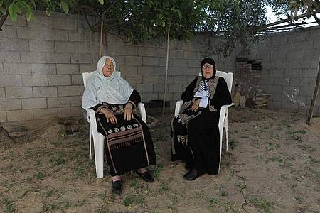 Dalal al-Nadschi (l.) und ihre Schwester Naema al-Nadschi in Dair al-Balah.