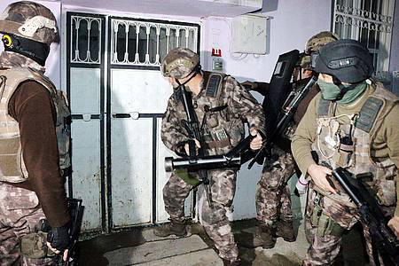 Türkische Polizisten nahmen 33 Razzien vor (Archivfoto).