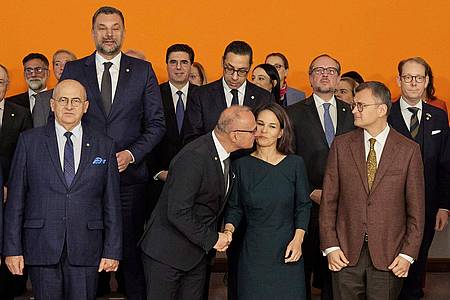 Der kroatische Außenminister Gordan Grli? Radman begrüßt Annalena Baerbock mit einen Kuss beim Gruppenbild im Rahmen der Europakonferenz in Berlin.