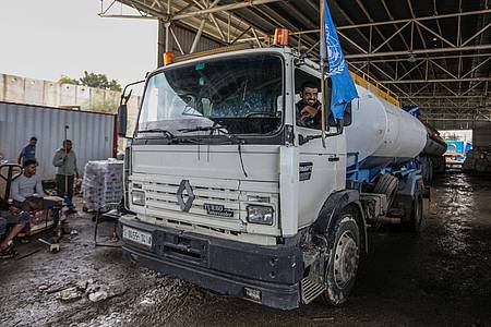 Das Hilfswerk der Vereinten Nationen für Palästina-Flüchtlinge im Nahen Osten (UNRWA) bringt am Mittwoch zwei Lastwagen mit Treibstoff über den Al-Masry-Übergang nach Gaza.