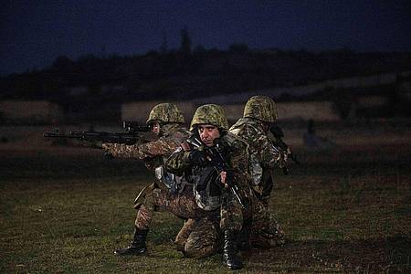 Armenische Soldaten nehmen an einer Nachtübung teil.