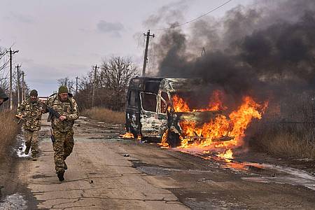 10. Gebirgsjägerbrigade «Edelweiß»: Nach einem Drohnenangriff in der Nähe von Bachmut in der Region Donezk brennt ein Bus.