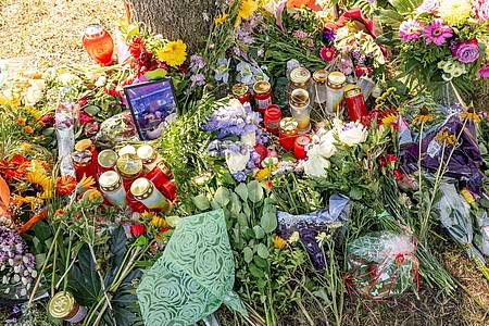 Blumen, Kerzen und Bilder sind im August 2022 nahe des Fundorts einer weiblichen Leiche zum Gedenken abgelegt worden.