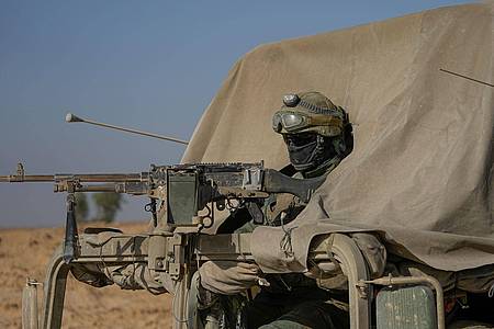 Israelische Soldaten sind nahe der Grenze zum Gazastreifen im Süden Israels im Einsatz.