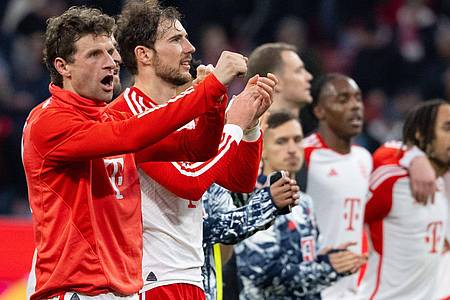 Thomas Müller (l) und seine Bayern freuen sich auf das Topspiel gegen Bayer Leverkusen.