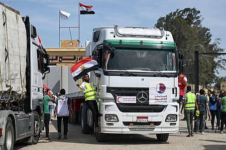 Lastwagen eines Hilfskonvois am Grenzübergang Rafah. Erstmals ist auch ein Tankwagen mit Treibstoff in den Gazastreifen eingefahren. (Symbolbild)