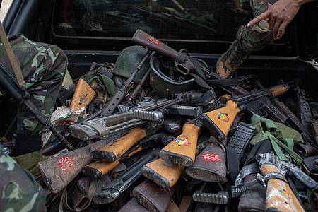 Von einer bewaffneten Gruppe beschlagnahmte Waffen des Militärs im Ort Loikaw im Karenni-Staat.