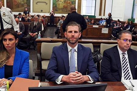 Eric Trump (M) und seine Anwälte Alina Habba (l) und Clifford Robert sitzen im Gerichtssaal am New York Supreme Court.