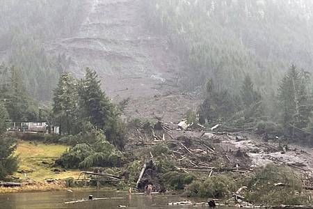 Ein Erdrutsch hat in einer abgelegenen Gegend im US-Bundesstaat Alaska Häuser zerstört.