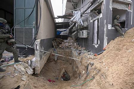 Israelische Soldaten zeigen den Medien einen unterirdischen Tunnel, der unter dem Schifa-Krankenhaus gefunden wurde.