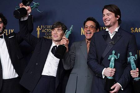 Bei der Gala in Los Angeles räumte das Historiendrama «Oppenheimer» drei Preise ab. Cillian Murphy (l-r), Robert Downey Jr. und Josh Hartnett sind sichtlich erfreut.
