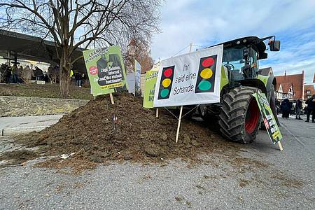 Proteste im Vorfeld des politischen Aschermittwochs der Grünen vor der Stadthalle in Biberach.