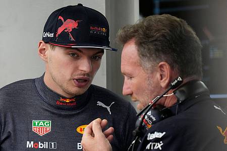 Max Verstappen (l) spricht mit Red-Bull-Teamchef Christian Horner. Ab Mittwoch test die Formel 1 in Bahrain.