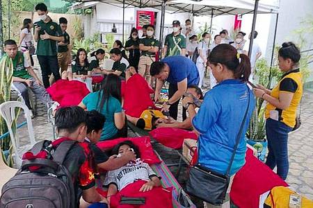 Freiwillige kümmern sich um Menschen, die von dem Erdbeben betroffen sind, das General Santos City im Süden der Philippinen erschüttert hat.