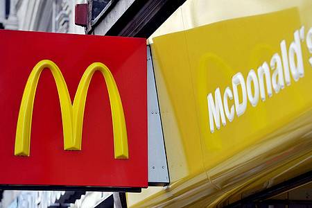 McDonald`s hat Vorfälle in Großbritannien verurteilt, bei denen lebende Mäuse in Restaurants geworfen wurden.