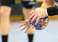 Handball in Händen.
