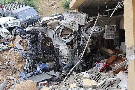 Die Überreste eines Fahrzeugs liegen  vor dem zerstörten indonesischen Krankenhaus in Beit Lahia.