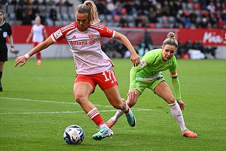 Bayern-Spielerin Klara Bühl (l) umkurvt die Wolfsburgerin Svenja Huth.