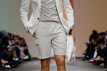 Angezogen: Shorts in hellen Farben zum Jackett (Blazer ca. 60 Euro, Shorts ca. 40 Euro, Shirt ca. 16 Euro).
