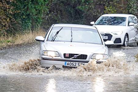 Autos fahren durch das Hochwasser in der Nähe von Whitley Bay an der Nordostküste Englands. Das aufziehende Sturmtief bereits für heftigen Regen gesorgt.