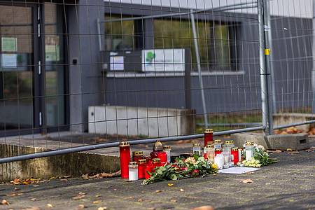 Blumen und Kerzen liegen vor der Waldbachschule in Offenburg. Dort soll ein Schüler einen anderen Schüler erschossen haben.