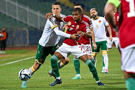Ungarn (rote Trikots) löste durch ein 2:2 in Bulgarien das EM-Ticket.