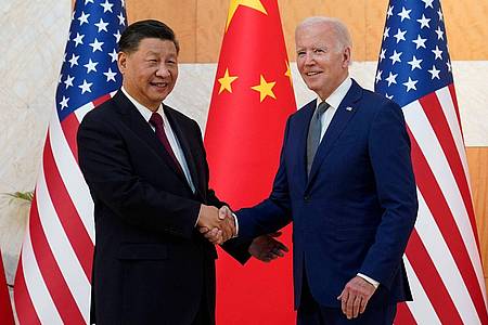 US-Präsident Joe Biden (r.) und der  chinesische Präsident Xi Jinping bei ihrem Treffen vor dem G20-Gipfel im November 2022 auf Bali.