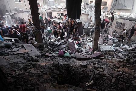 Palästinenser suchen unter den Trümmern eines zerstörten Hauses nach einem israelischen Luftangriff nach Überlebenden.